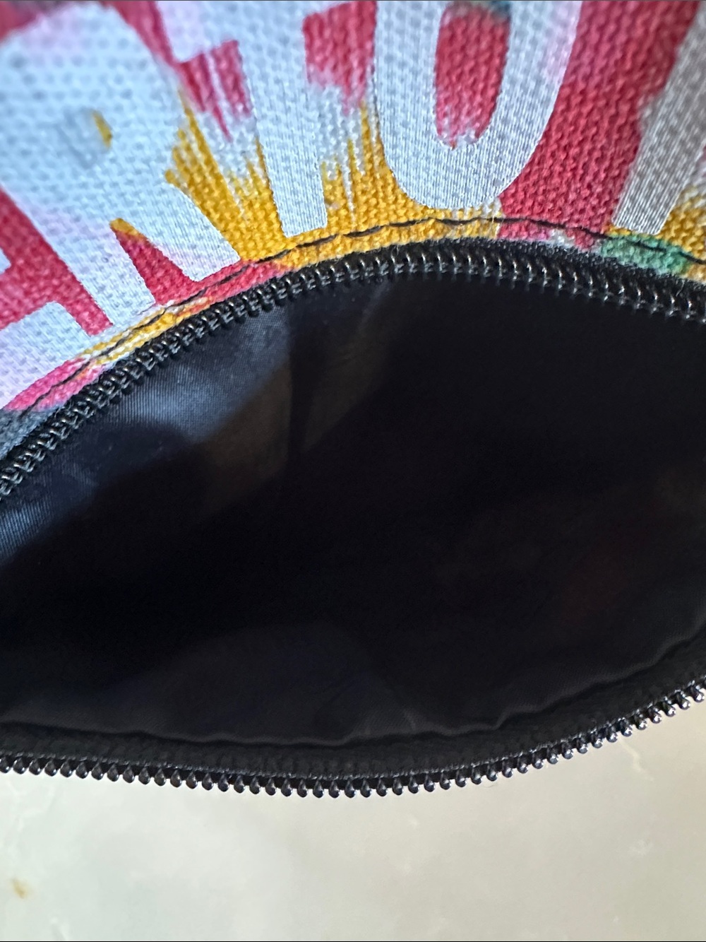 Robin Ruth Multicolor PUERTO RICO Text Crossbody Bag - Picture 6 of 9